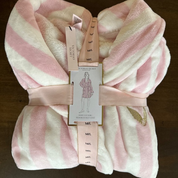 Victoria’s Secret 2025 Short Cozy Robe Plush Fleece Warm M/L Pink White Stripe - Picture 3 of 5